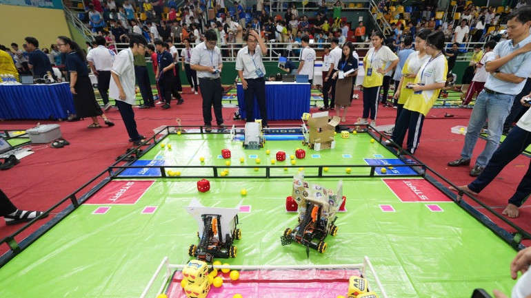 Các đội tham gia cuộc thi AI Hackathon 2024 thể hiện phần thi của mình.