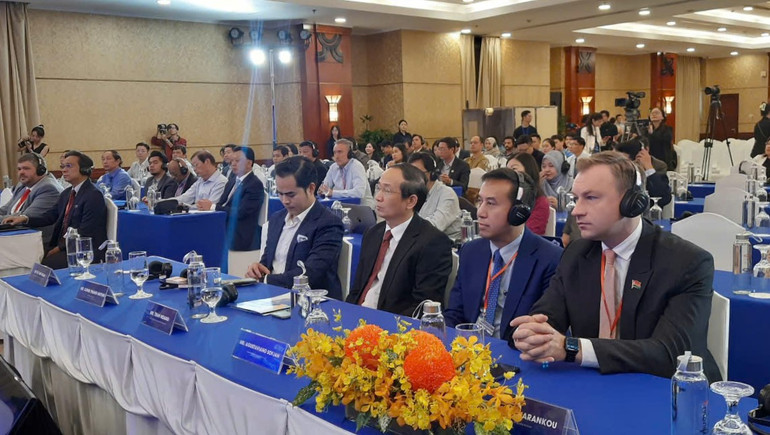 Các đại biểu, chuyên gia tham dự hội nghị.