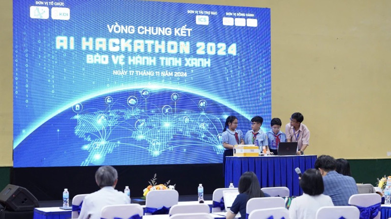 Các đội tham gia cuộc thi AI Hackathon 2024 thể hiện phần thi của mình.