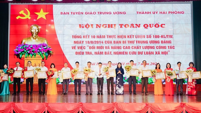 Trao Bằng khen của Ban Tuyên giáo Trung ương tặng các tập thể có thành tích xuất sắc. Trao Bằng khen của Ban Tuyên giáo Trung ương tặng các tập thể có thành tích xuất sắc.