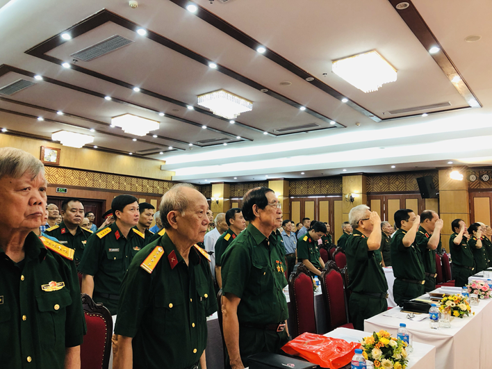 Các đại biểu tham dự thực hiện nghi lễ chào cờ.