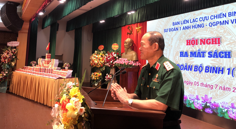 Thượng tướng Bế Xuân Trường, Chủ tịch Hội cựu chiến binh Việt Nam phát biểu tại buổi ra mắt sách “Lịch sử Sư đoàn Bộ binh 1 (1965-1974)”.