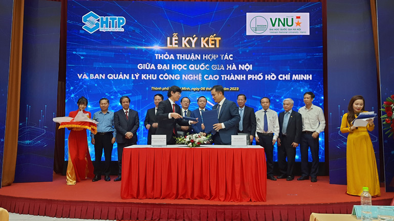 Ban Quản lý Khu Công nghệ cao Thành phố Hồ Chí Minh ký kết hợp tác với Đại học quốc gia Hà Nội.