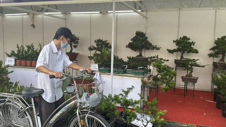 Người dân tham quan Tuần lễ Sinh vật cảnh năm 2023.