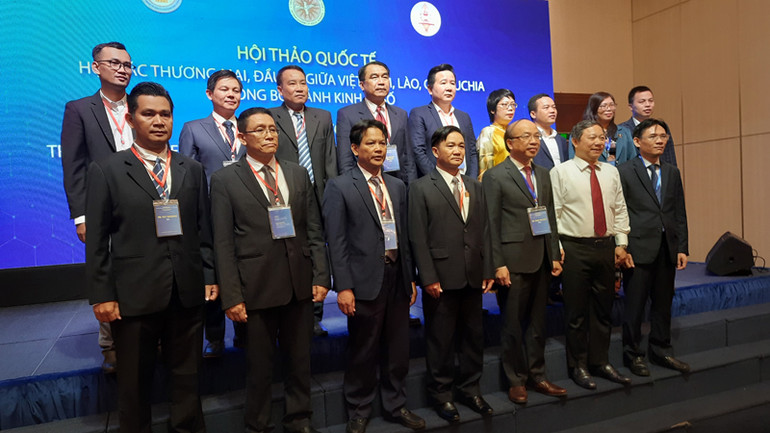 Các đại biểu chụp ảnh lưu niệm tại hội thảo quốc tế với chủ đề: “Hợp tác thương mại, đầu tư giữa Việt Nam, Lào, Campuchia trong bối cảnh kinh tế số”. Các đại biểu chụp ảnh lưu niệm tại hội thảo quốc tế với chủ đề: “Hợp tác thương mại, đầu tư giữa Việt Nam, Lào, Campuchia trong bối cảnh kinh tế số”.