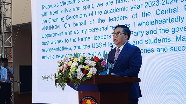 Đồng chí Nguyễn Trọng Nghĩa, Trưởng Ban Tuyên giáo Trung ương phát biểu tại lễ khai giảng.