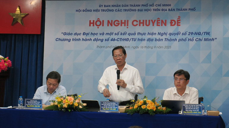 Đồng chí Phan Văn Mãi, Chủ tịch Ủy ban nhân dân Thành phố Hồ Chí Minh phát biểu tại hội nghị