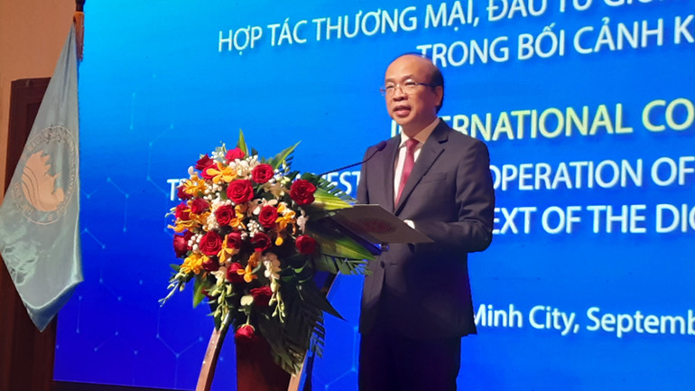 Tiến sĩ Phan Chí Hiếu, Chủ tịch Viện Hàn lâm Khoa học xã hội Việt Nam phát biểu khai mạc hội thảo. Tiến sĩ Phan Chí Hiếu, Chủ tịch Viện Hàn lâm Khoa học xã hội Việt Nam phát biểu khai mạc hội thảo.