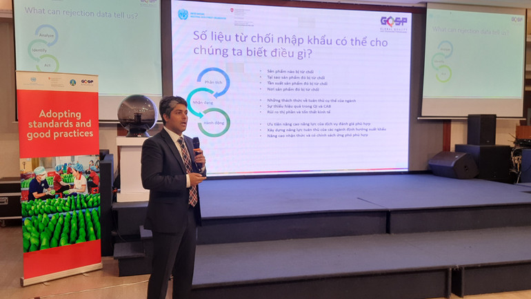 Đại biểu trình bày tham luận tại hội thảo.