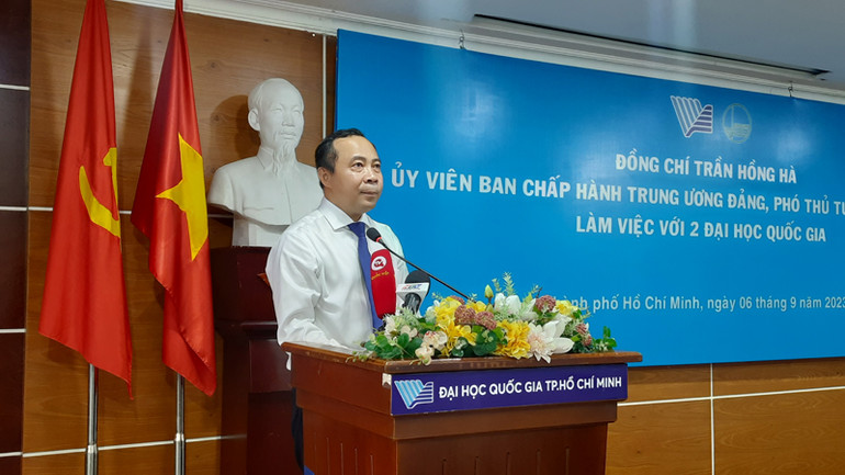 Phó Giáo sư, Tiến sĩ Vũ Hải Quân, Giám đốc Đại học Quốc gia Thành phố Hồ Chí Minh phát biểu tại buổi làm việc.