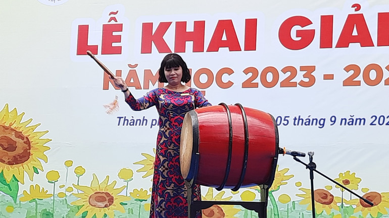Cô Nguyễn Thị Hồng Chương, Hiệu trưởng Trường THPT Nguyễn Thị Minh Khai đánh trống khai giảng năm học mới.