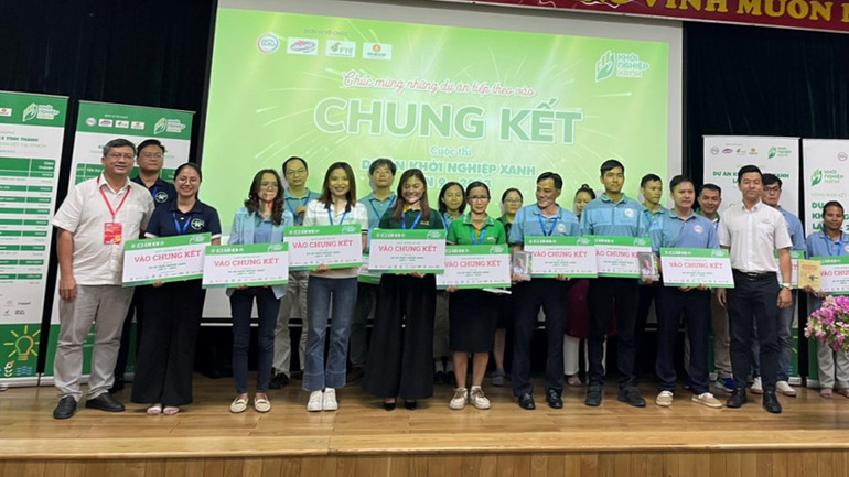 Ban tổ chức trao giải cho các dự án lọt vào vòng chung kết.