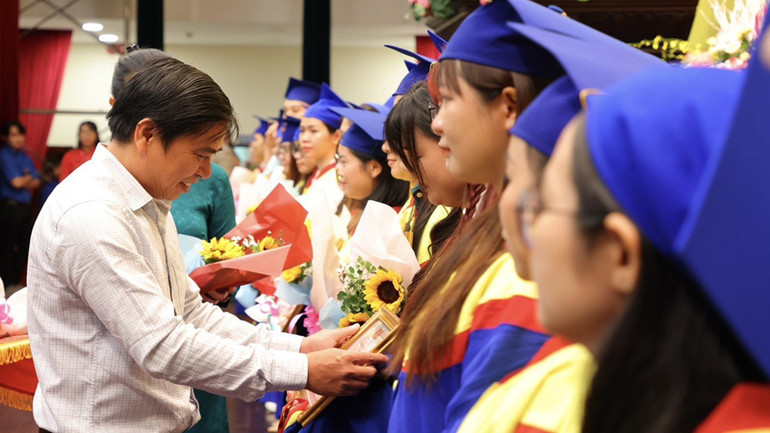 Tiến sĩ Phạm Vũ Quốc Bình, Phó Tổng Cục trưởng Tổng cục Giáo dục nghề nghiệp (Bộ Lao động-Thương binh và Xã hội) khen thưởng cho sinh viên xuất sắc.