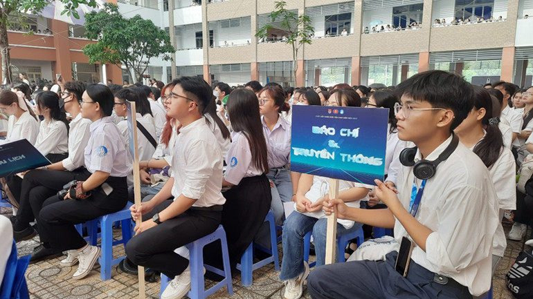 Các tân sinh viên tham gia Lễ khai giảng năm học 2023-2024.