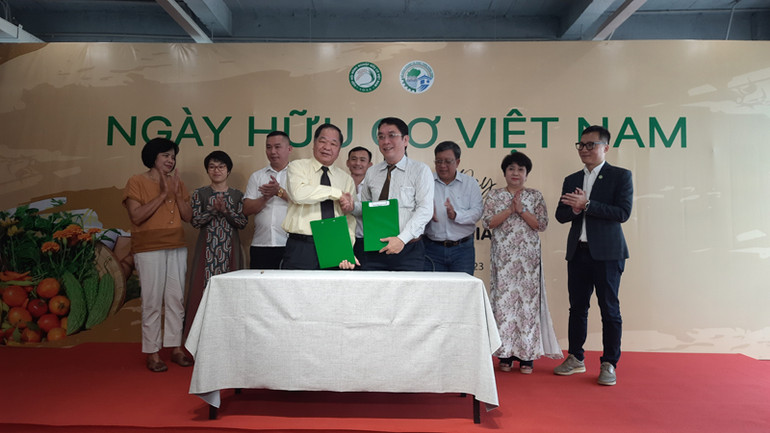 Hiệp hội Nông nghiệp hữu cơ Việt Nam và Sở Nông nghiệp và Phát triển nông thôn Thành phố Hồ Chí Minh ký kết hợp tác phát triển nông nghiệp hữu cơ.