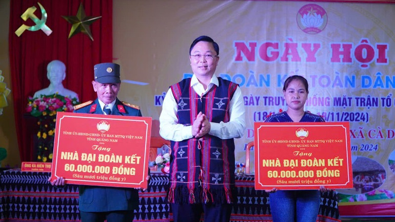 Chủ tịch Ủy ban MTTQ Việt Nam tỉnh Quảng Nam Lê Trí Thanh (ở giữa) trao bảng tượng trưng hỗ trợ xây dựng 2 nhà đại đoàn kết cho hộ nghèo tại ngày hội đại đoàn kết năm 2024 ở huyện Nam Giang. Chủ tịch Ủy ban MTTQ Việt Nam tỉnh Quảng Nam Lê Trí Thanh (ở giữa) trao bảng tượng trưng hỗ trợ xây dựng 2 nhà đại đoàn kết cho hộ nghèo tại ngày hội đại đoàn kết năm 2024 ở huyện Nam Giang.