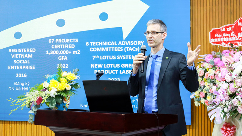 Chuyên gia quốc tế phát biểu tại hội thảo.