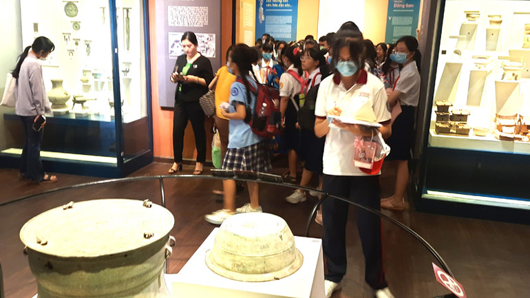Học sinh Thành phố Hồ Chí Minh tham quan Bảo tàng Lịch sử Thành phố Hồ Chí Minh.