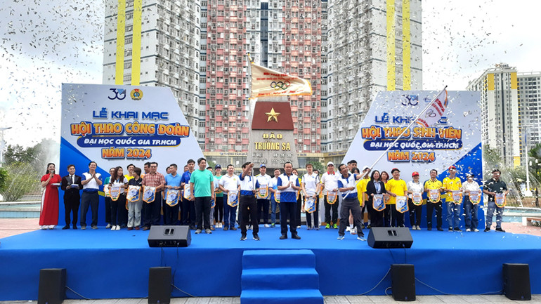 Lãnh đạo Đại học Quốc gia Thành phố Hồ Chí Minh trao cờ truyền thống Hội thao công đoàn và Hội thao sinh viên Đại học Quốc gia Thành phố Hồ Chí Minh