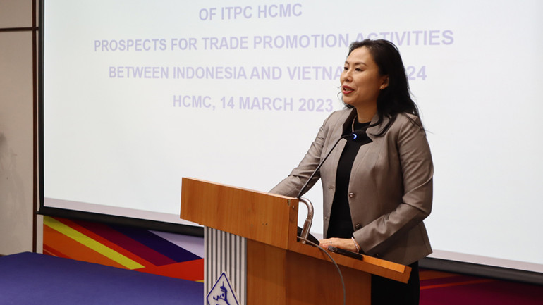 Lãnh đạo Trung tâm Xúc tiến Thương mại và Đầu tư Thành phố Hồ Chí Minh phát biểu tại hội thảo.