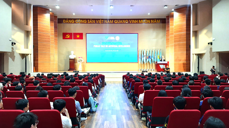 Quang cảnh chương trình Bài giảng đại chúng với sự tham gia của các chuyên gia AI hàng đầu của 2 đại học.