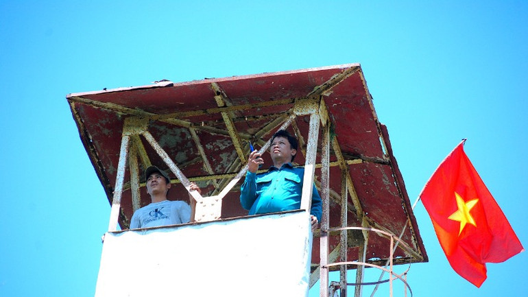 Lực lượng canh lửa mùa khô Vườn quốc gia U Minh hạ ứng trực trên tháp canh cả ngày giữa tiết trời oi bức. Lực lượng canh lửa mùa khô Vườn quốc gia U Minh hạ ứng trực trên tháp canh cả ngày giữa tiết trời oi bức.