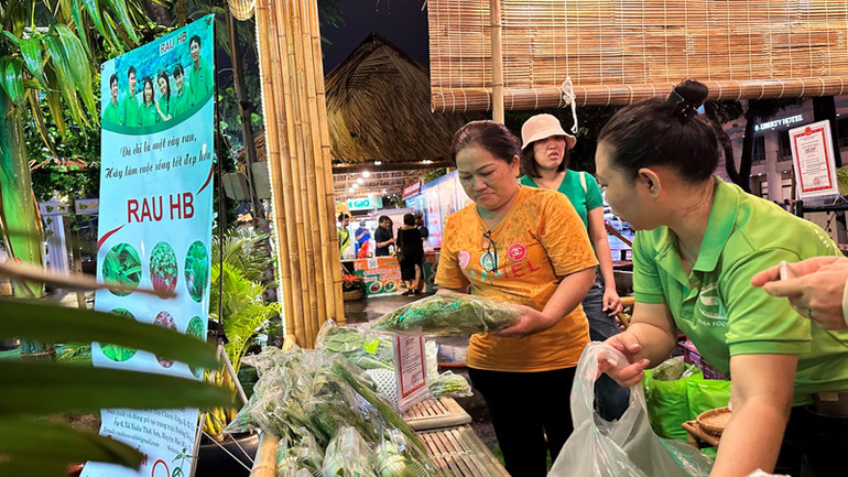 Người dân đến mua các sản phẩm OCOP được trưng bày tại lễ công bố.