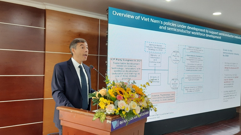 Ông Andrea Coppola, Trưởng bộ phận kinh tế, Giám đốc Chương trình vì thịnh vượng Việt Nam, Lào và Campuchia, Ngân hàng Thế giới (World Bank) phát biểu tại tọa đàm.