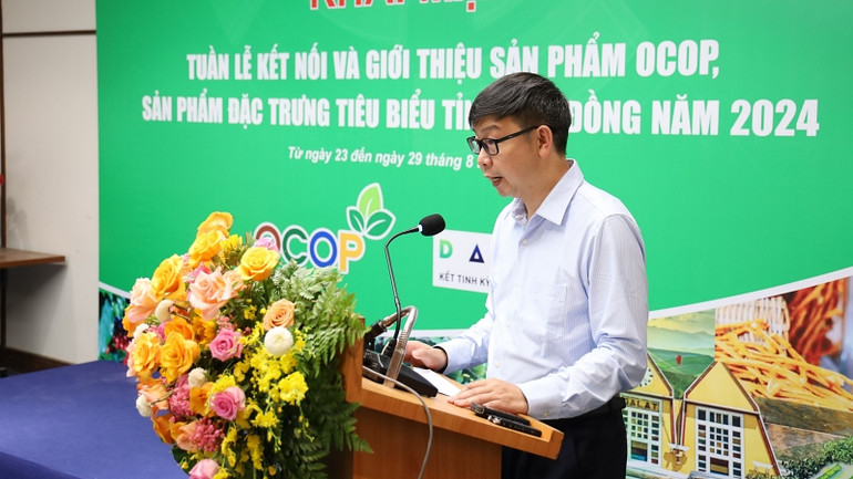 Ông Nguyễn Vĩnh Quảng, Phó Giám đốc Trung tâm Xúc tiến Đầu tư, Thương mại và Du lịch tỉnh Lâm Đồng phát biểu tại lễ khai mạc.