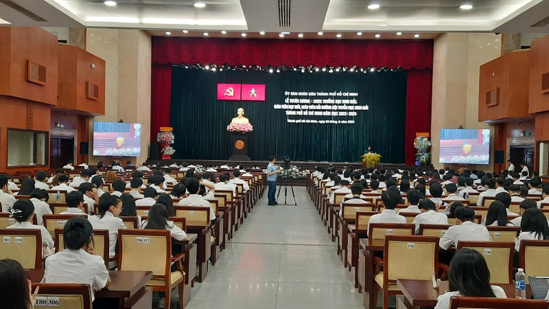 Quang cảnh Lễ tuyên dương, khen thưởng học sinh giỏi, giáo viên dạy giỏi, giáo viên bồi dưỡng đội tuyển học sinh giỏi Thành phố Hồ Chí Minh năm học 2023-2024 .