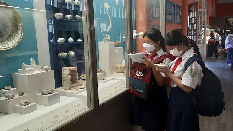 Học sinh tham quan Bảo tàng Lịch sử Thành phố Hồ Chí Minh.