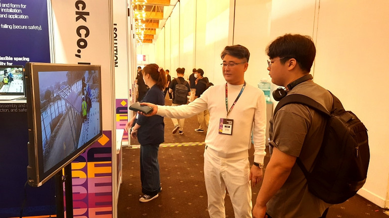 Khách tham quan các gian hàng trưng bày sản phẩm tại Mega Us Expo 2024.