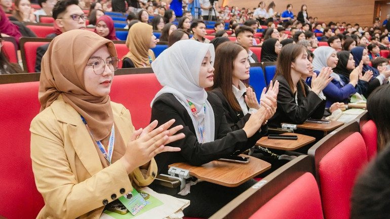 Các sinh viên đến từ các nước tham dự Liên hoan sinh viên thế giới lần 1. Các sinh viên đến từ các nước tham dự Liên hoan sinh viên thế giới lần 1.