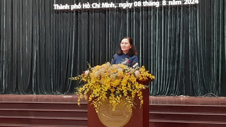 Đồng chí Nguyễn Thị Lệ, Phó Bí thư Thành ủy, Chủ tịch Hội đồng nhân dân Thành phố Hồ Chí Minh phát biểu tại lễ tuyên dương.