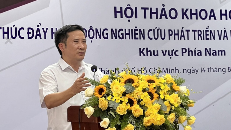 Ông Nguyễn Lê Hùng, Phó Vụ trưởng Vụ Công Nghệ cao phát biểu tại hội thảo