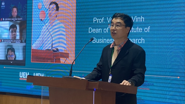 Giáo sư, Tiến sĩ Võ Xuân Vinh, Viện trưởng Viện Nghiên cứu kinh doanh phát biểu tại hội thảo.