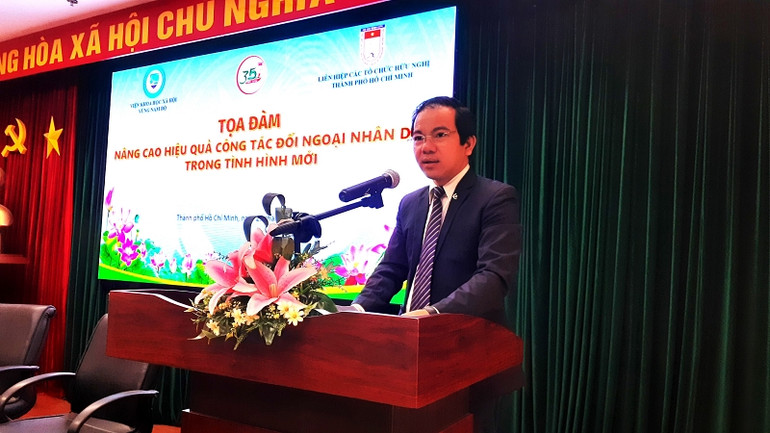 Phó Giáo sư, Tiến sĩ Vũ Tuấn Hưng, Phó Viện trưởng phụ trách Viện Khoa học xã hội vùng Nam Bộ phát biểu tại tọa đàm.