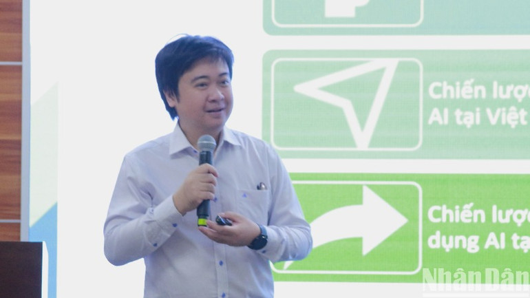 Phó Giáo sư, Tiến sĩ Trần Minh Triết, Phó Hiệu trưởng Trường đại học Khoa học tự nhiên (Đại học Quốc gia Thành phố Hồ Chí Minh) phát biểu tại hội thảo.