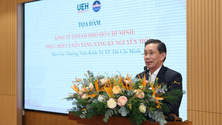 Giáo sư, Tiến sĩ Sử Đình Thành, Giám đốc Đại học Kinh tế Thành phố Hồ Chí Minh phát biểu tại tọa đàm