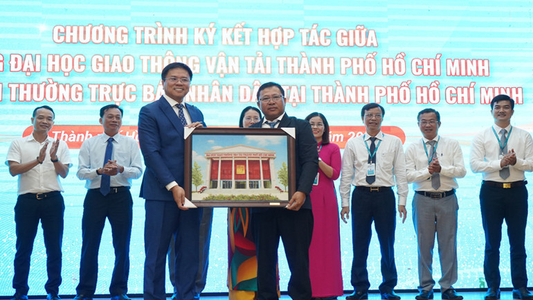 Trường đại học Giao thông vận tải Thành phố Hồ Chí Minh tặng Cơ quan Thường trực Báo Nhân Dân tại Thành phố Hồ Chí Minh bức tranh nhân ngày hai bên ký kết hợp tác. Trường đại học Giao thông vận tải Thành phố Hồ Chí Minh tặng Cơ quan Thường trực Báo Nhân Dân tại Thành phố Hồ Chí Minh bức tranh nhân ngày hai bên ký kết hợp tác.