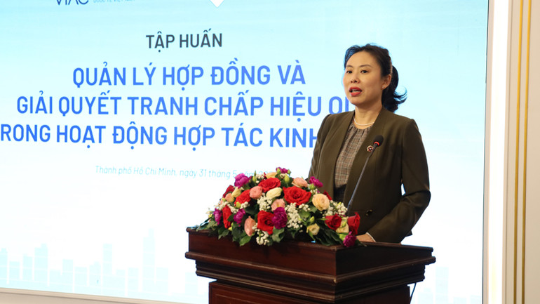 Chuyên gia phát biểu tại hội nghị tập huấn.