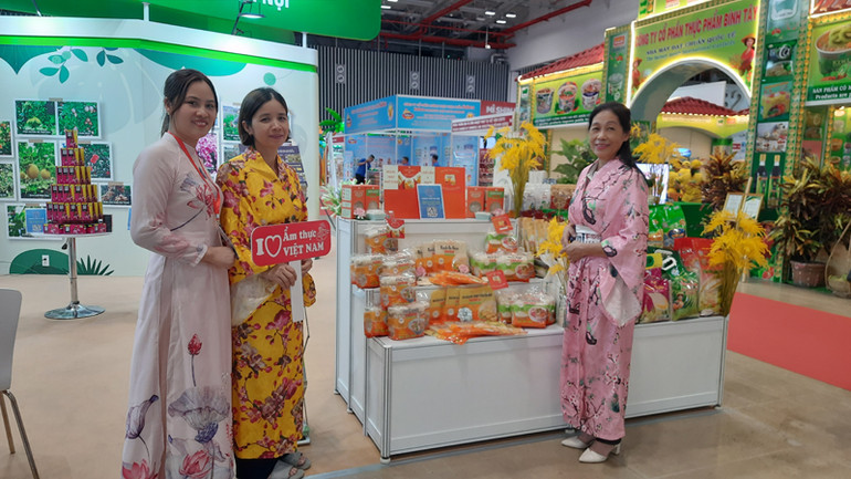 Các doanh nghiệp lương thực thực phẩm trưng bày sản phẩm tại triển lãm.