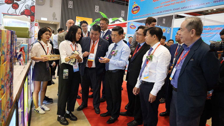 Các đại biểu tham quan các gian hàng tại Triển lãm Quốc tế ngành lương thực thực phẩm Thành phố Hồ Chí Minh 2024.