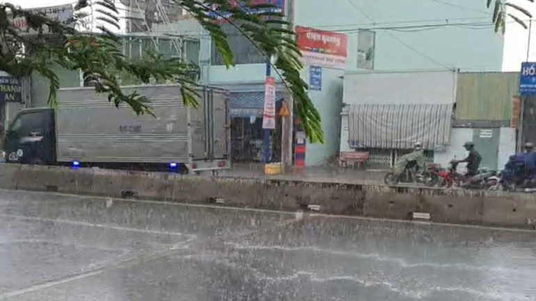 Cơn mưa khá nặng hạt xuất hiện tại huyện Hóc Môn chiều nay. (Ảnh: CTV)