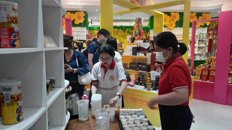 Doanh nghiệp trưng bày sản phẩm tại showroom Trung tâm Xúc tiến Thương mại và Đầu tư Thành phố Hồ Chí Minh.