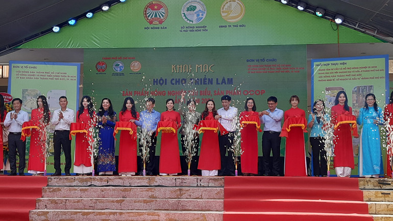 Nghi thức khai mạc Hội chợ, triển lãm sản phẩm nông nghiệp tiêu biểu, sản phẩm OCOP lần 1 năm 2024.