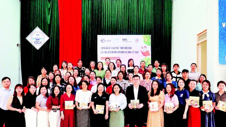 2- Trao tặng bộ sách “Những đứa trẻ hạnh phúc”.