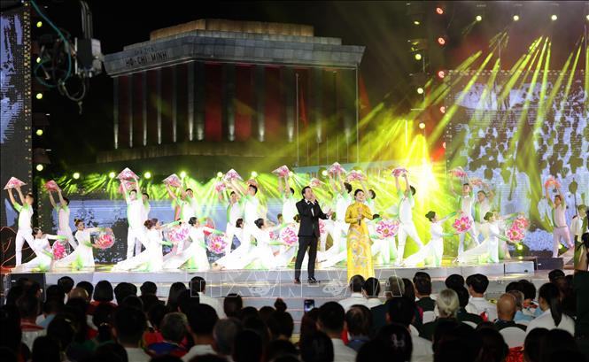 Tiết mục “Ai yêu Bác Hồ Chí Minh hơn thiếu niên nhi đồng” và “Ca ngợi Hồ Chủ tịch” do ca sĩ Phạm Thu Hà và Phúc Tiệp, CLB Sao tuổi thơ & Vũ đoàn Kben biểu diễn. Ảnh: Lâm Khánh/TTXVN Tiết mục “Ai yêu Bác Hồ Chí Minh hơn thiếu niên nhi đồng” và “Ca ngợi Hồ Chủ tịch” do ca sĩ Phạm Thu Hà và Phúc Tiệp, CLB Sao tuổi thơ & Vũ đoàn Kben biểu diễn. Ảnh: Lâm Khánh/TTXVN