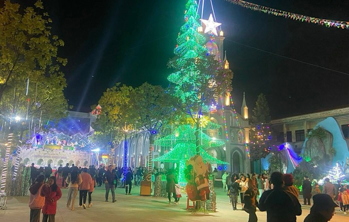 Nhà thờ Chính tòa Giáo Phận Bắc Ninh được đông đảo người dân đến chơi, tham quan dịp này.