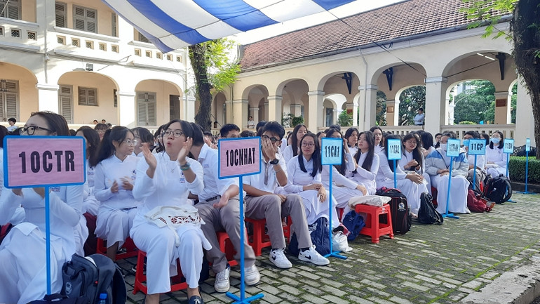 Học sinh Trường Trung học phổ thông chuyên Lê Hồng Phong trong ngày khai giảng năm học mới.